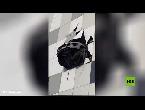 شاهد بورش ماكان تابعة للاعب هوكي تكاد تسقط من موقف سيارات
