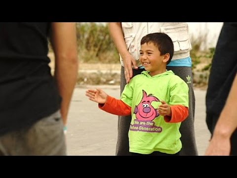 فيديو تحويل ملاعب إلى ملاجئَ في أثينا