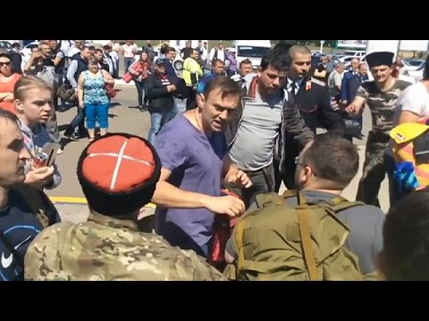 شاهد فرقة من القوزاق تعتدي على المعارض نافالني