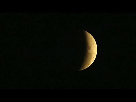 خسوفٌ كليّ للقمر شاهده سكان الأميركتين وأستراليا