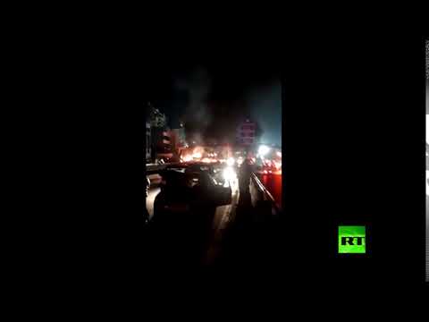 شاهد المحتجون يقطعون الطريق بين لبنان وسورية في منطقة البقاع الأوسط