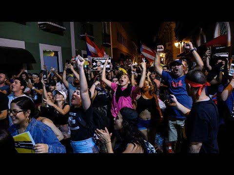في أعقاب فضيحة تشمل رسائل‭‭‭‭ ‬‬‬‬مسيئة وفسادًا حكوميًا هز الجزيرة