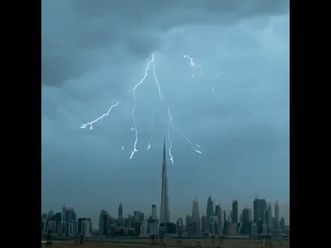 بالفيديو مشهد رائع للبرق بالقرب من برج خليفة